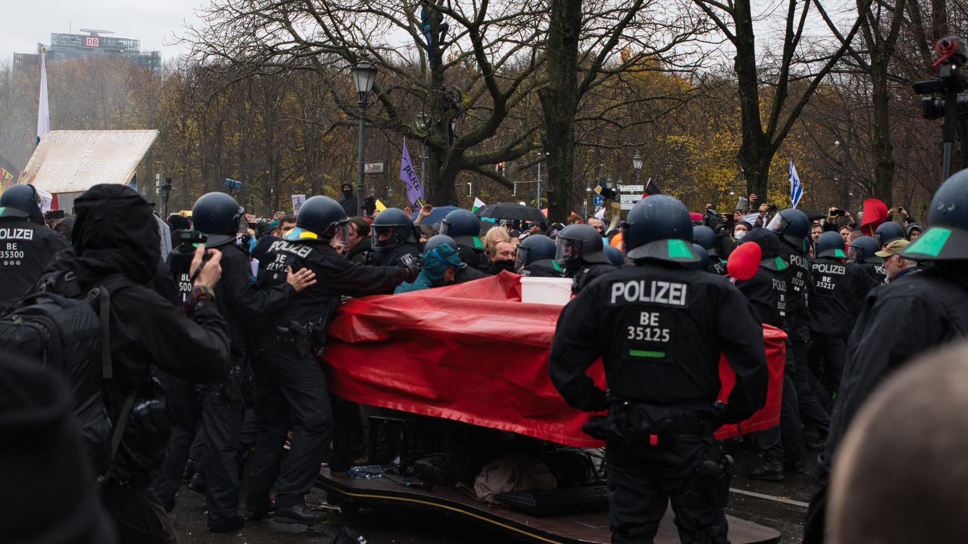 Flügel vs. Polizei: Das Musikinstrument mit Pianist Arne Schmitt durchbrach die Absperrung.