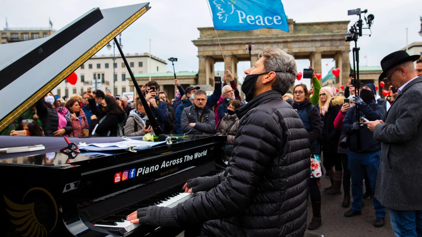Piano vor dem Brandenburger Tor: Arne Schmitt ist seit 23 Jahren Straßenmusiker, und in den vergangenen Wochen hat er große Kundgebungen mit "Querdenkern" begleitet. Am Mittwoch wurde sein Klavier durch die Polizeikette geschoben.