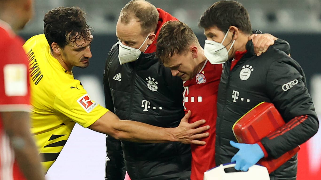 Joshua Kimmich: Der Nationalspieler verletzte sich im Topspiel gegen Borussia Dortmund und wird bei seiner Auswechslung von Mats Hummels getröstet.