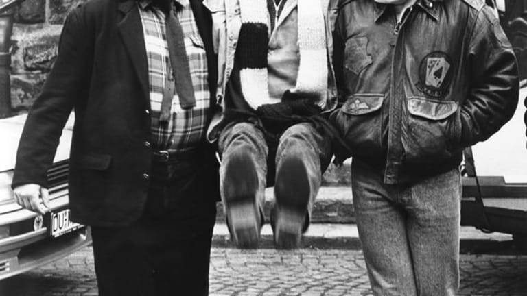 Gute Laune am Rande der Dreharbeiten zu dem "Tatort"-Krimi "Moltke": Der Hauptdarsteller Götz George (M) wird von seinem Kollegen Chiem van Houwenige (l) und dem Musiker Dieter Bohlen auf Händen getragen.