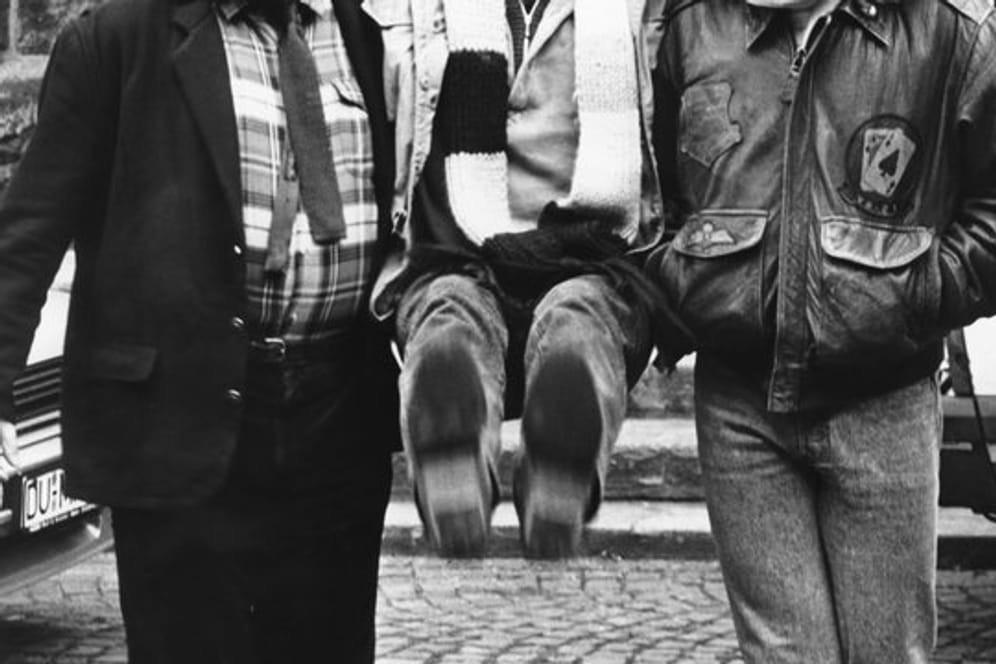 Gute Laune am Rande der Dreharbeiten zu dem "Tatort"-Krimi "Moltke": Der Hauptdarsteller Götz George (M) wird von seinem Kollegen Chiem van Houwenige (l) und dem Musiker Dieter Bohlen auf Händen getragen.