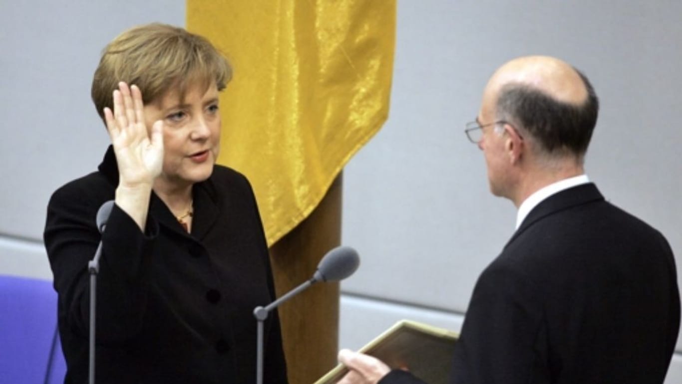 Angela Merkel wird am 22. November 2005 von Bundestagspräsidenten Lammert als erste deutsche Bundeskanzlerin vereidigt.