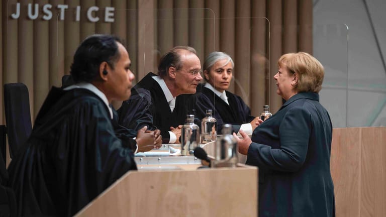 Im Film „Ökozid“ muss sich Bundeskanzlerin Merkel a.D. vor dem Internationalen Gerichtshof dafür verantworten, dass Deutschland beim Klimaschutz versagt hat.