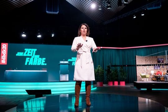 Die Grünen-Bundesvorsitzende Annalena Baerbock steht zu Beginn des dreitägigen, digitalen Bundesparteitags auf dem Podium.
