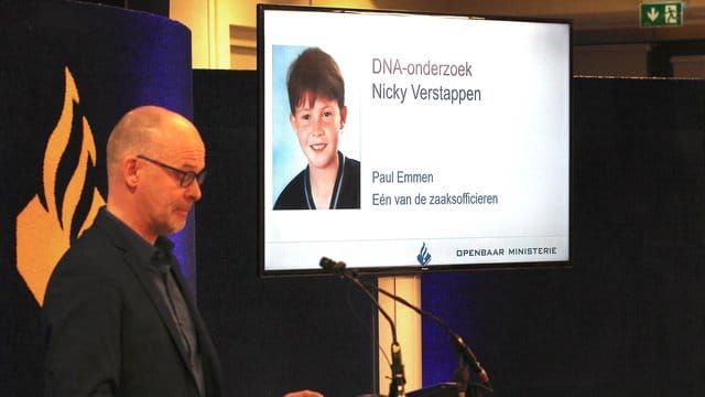 Joep Pattijn von der Polizei in Limburg spricht vor dem Bild des elfjährigen Nicky Verstappen. Joep Pattijn von der Polizei in Limburg spricht vor dem Bild des elfjährigen Nicky Verstappen.