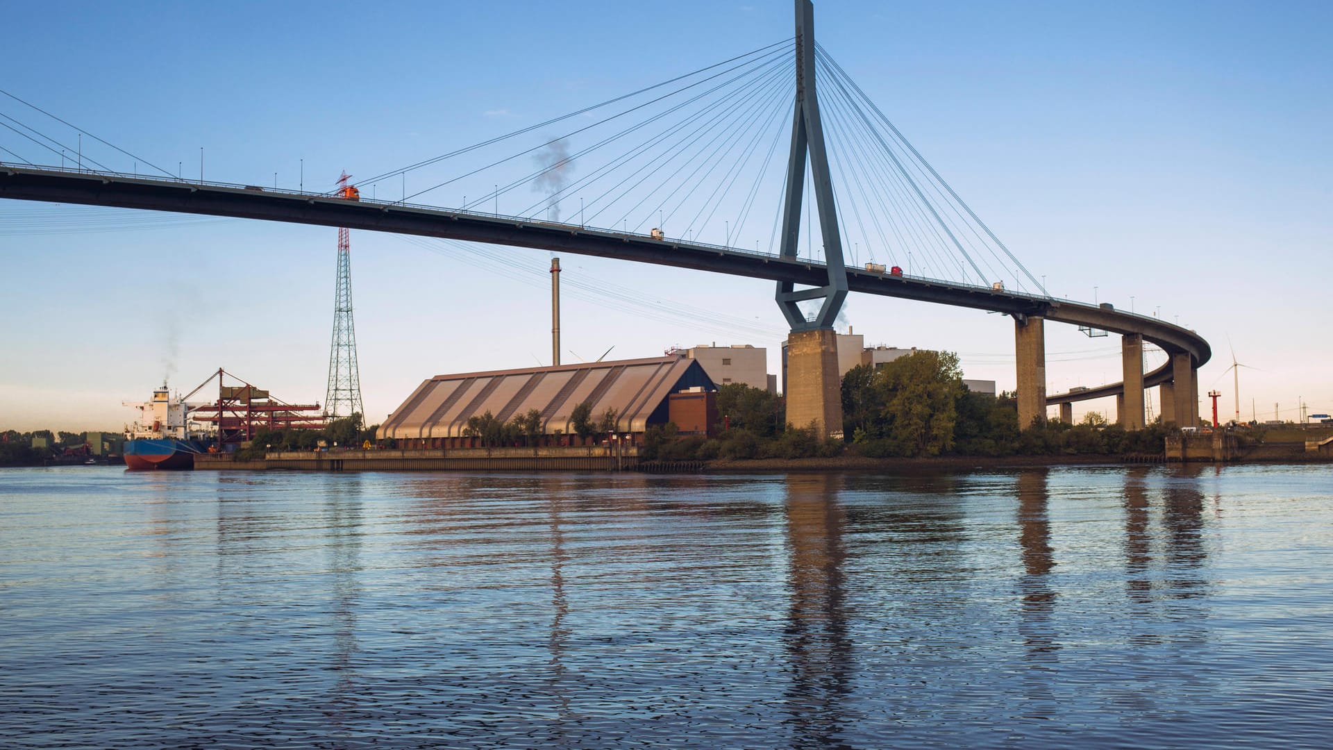 Die Köhlbrandbrücke in Hamburg: Wegen Bauarbeiten ist sie das ganze Wochenende lang gesperrt.