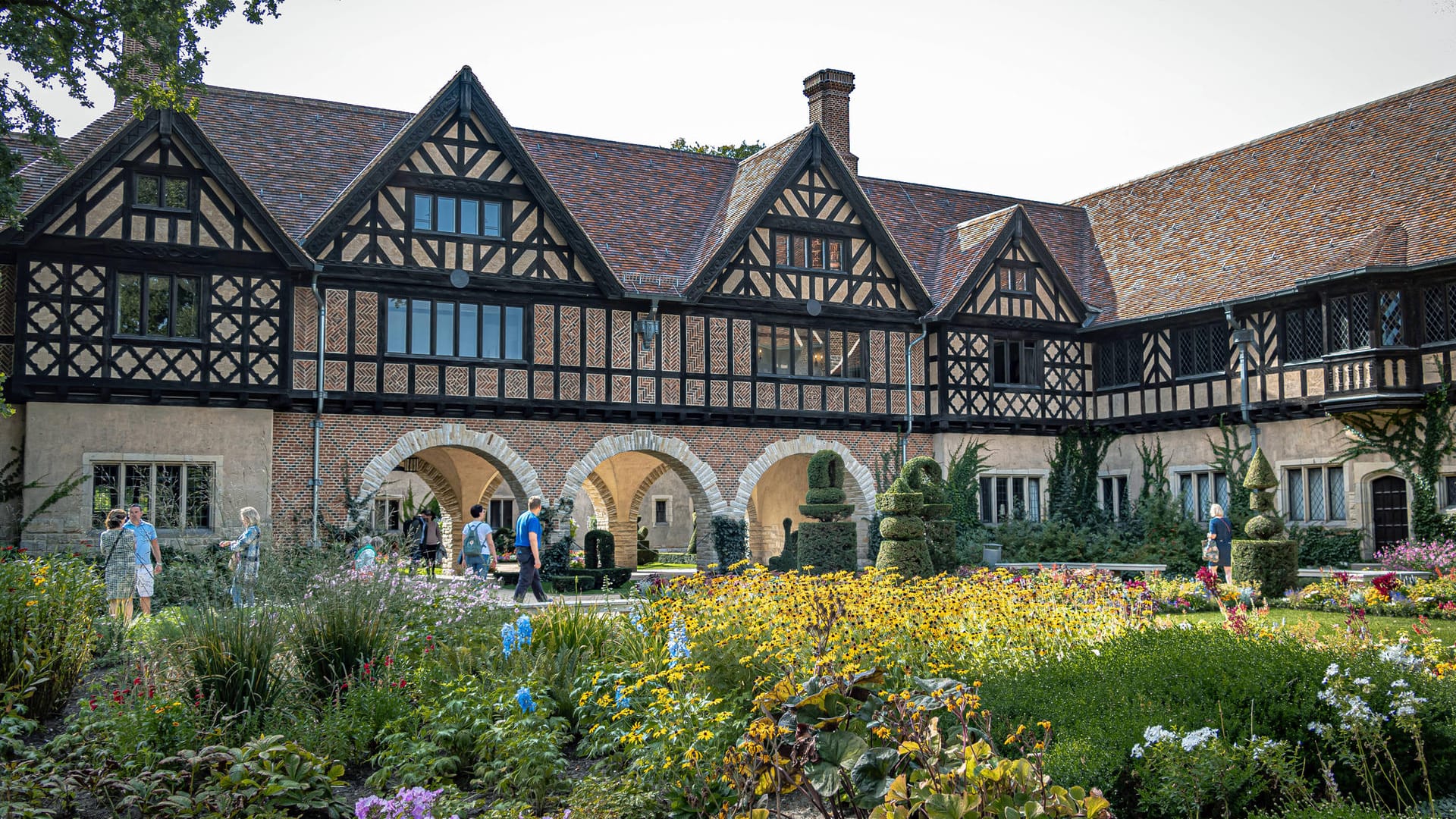 Potsdam, Schloss Cecilienhof: Mehrere Kunstwerke sind mit einer öligen Flüssigkeit beschmutzt worden. Potsdam, Schloss Cecilienhof: Mehrere Kunstwerke sind mit einer öligen Flüssigkeit beschmutzt worden.