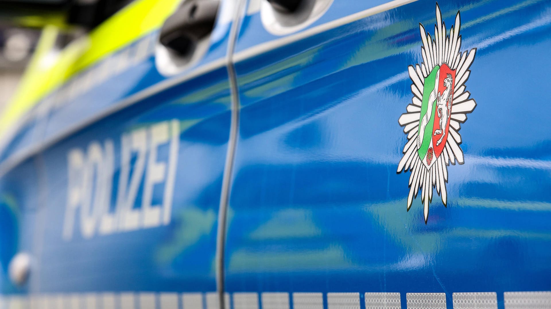 Fahrzeug der Polizei Nordrhein-Westfalen: Möglicherweise ist der Gegenstand, der später detoniert ist, von einem anderen Fahrzeug gefallen. (Symbolfoto) Fahrzeug der Polizei Nordrhein-Westfalen: Möglicherweise ist der Gegenstand, der später detoniert ist, von einem anderen Fahrzeug gefallen. (Symbolfoto)