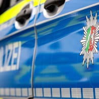 Fahrzeug der Polizei Nordrhein-Westfalen: Möglicherweise ist der Gegenstand, der später detoniert ist, von einem anderen Fahrzeug gefallen. (Symbolfoto)