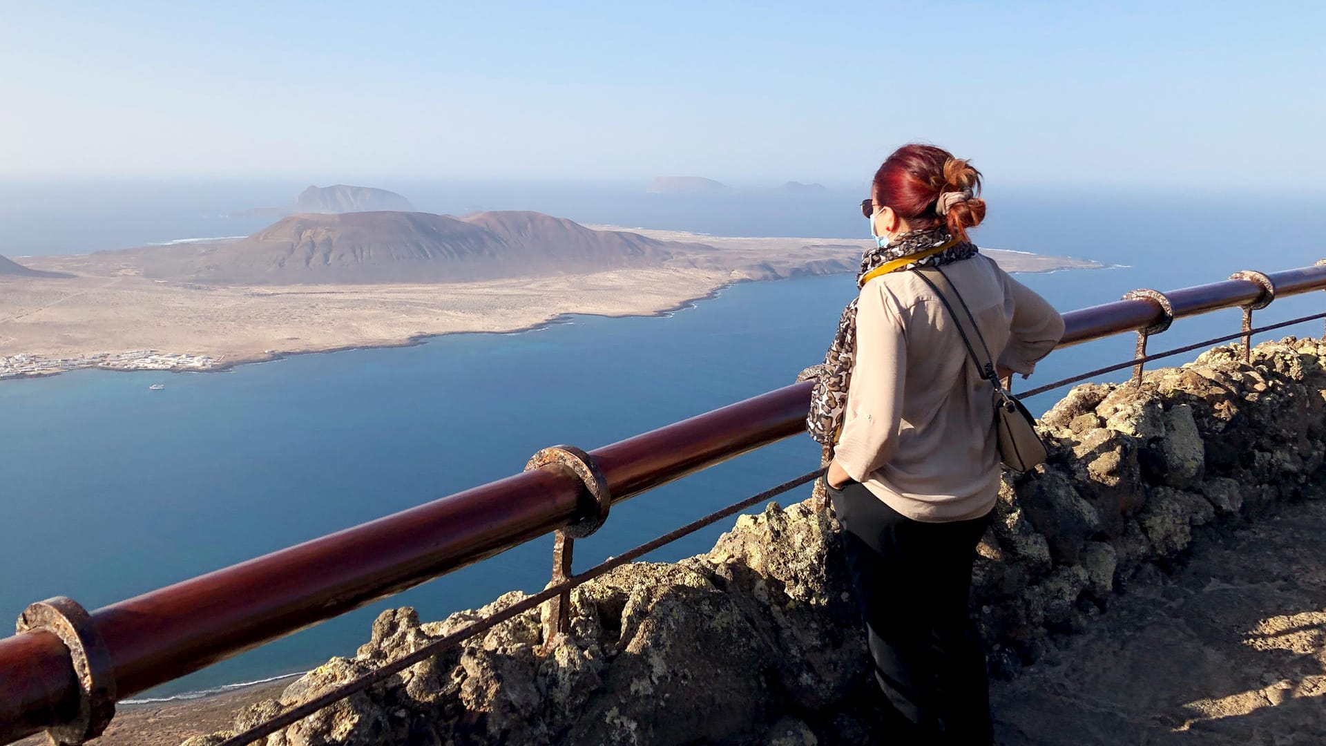 Sehnsucht nach Sonne: Weniger Besucher als sonst haben sich am Aussichtspunkt Mirador del Río von Cesar Manrique auf Lanzarote eingefunden.