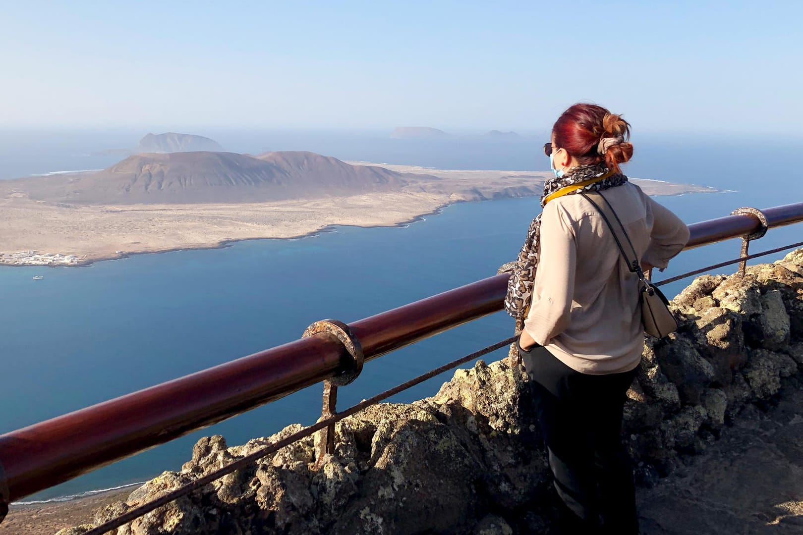 Sehnsucht nach Sonne: Weniger Besucher als sonst haben sich am Aussichtspunkt Mirador del Río von Cesar Manrique auf Lanzarote eingefunden.