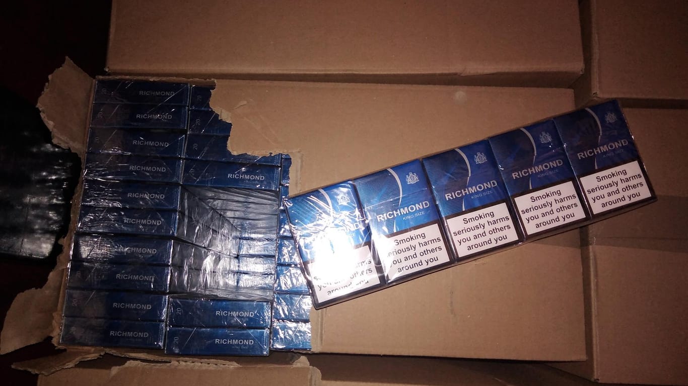 Kartons mit geschmuggelten Zigaretten: Fast 3,5 Millionen unversteuerte Zigaretten konnten bei den Durchsuchungen sichergestellt werden.