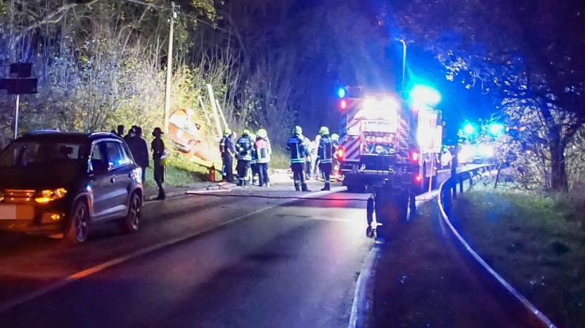 Der Unglücksort bei Erdmannshausen: Warum der Mann von der Straße abkam, ist unklar. Der Unglücksort bei Erdmannshausen: Warum der Mann von der Straße abkam, ist unklar.