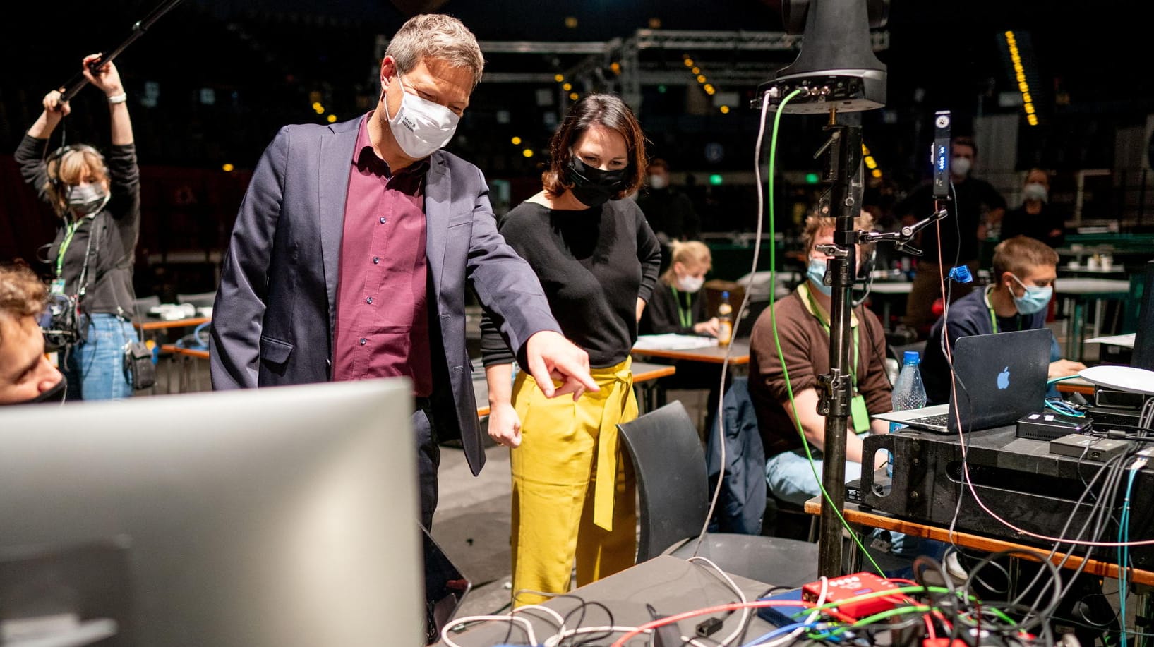 Robert Habeck und Annalena Baerbock begutachten die technischen Vorrichtungen im Berliner Tempodrom: Die Grünen führen ihren Parteitag digital durch.