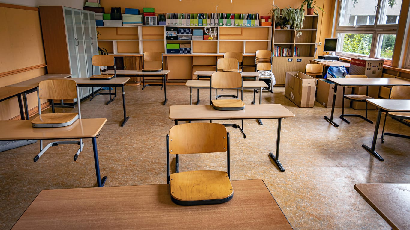 Ein leeres Klassenzimmer (Symbolbild): In Bielefeld ändern sich die Schulanfangszeiten an sechs Schulen.