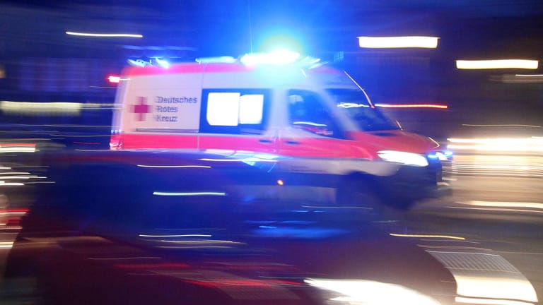 Krankenwagen im Einsatz: Das Kind der verunglückten Radfahrerin in Chemnitz blieb unverletzt. (Symbolfoto)