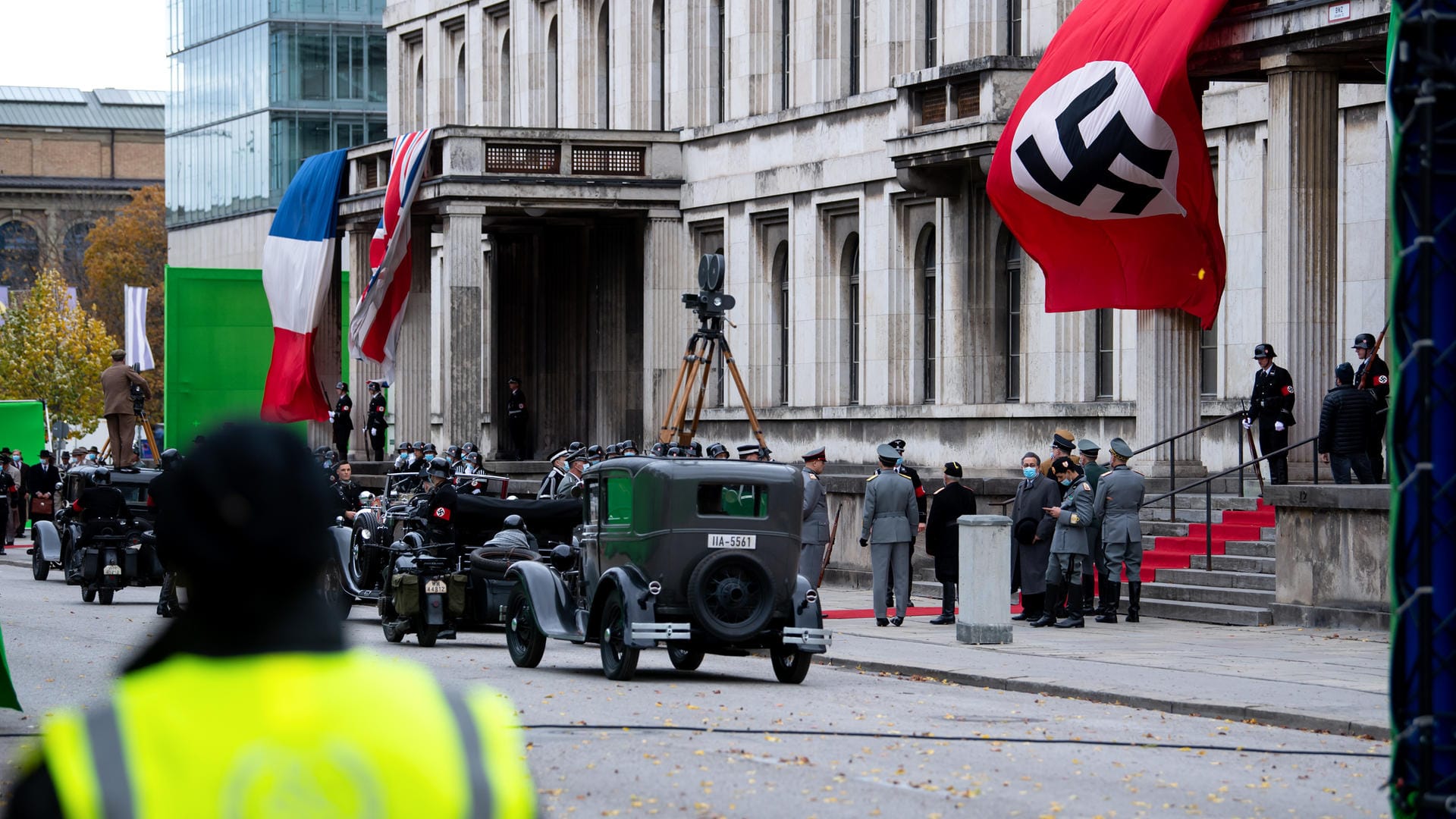 Dreharbeiten vom Netflix-Film "Munich": Für diese Zeit hängt eine NS-Flagge an der Musikhochschule.