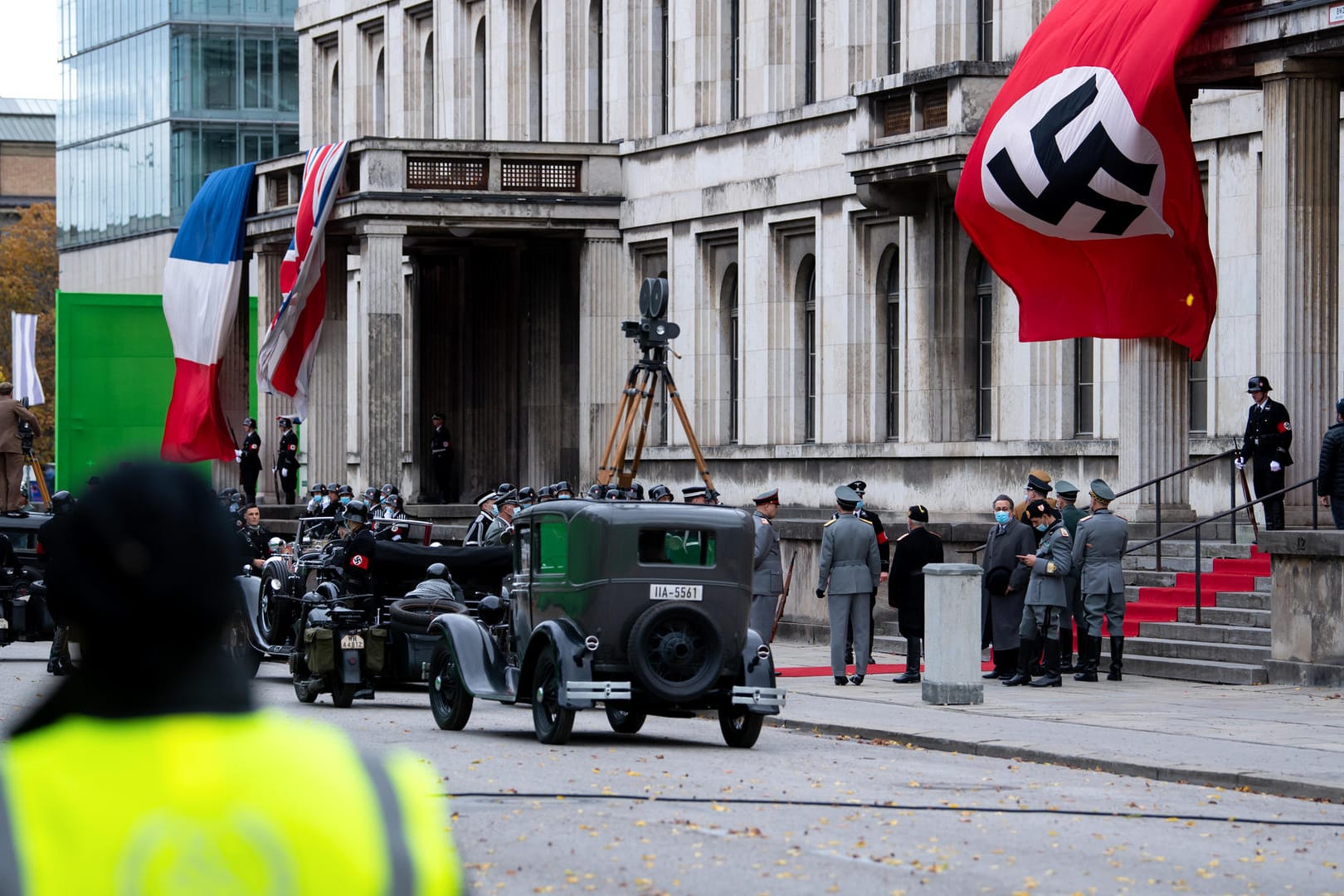 Dreharbeiten vom Netflix-Film "Munich": Für diese Zeit hängt eine NS-Flagge an der Musikhochschule.