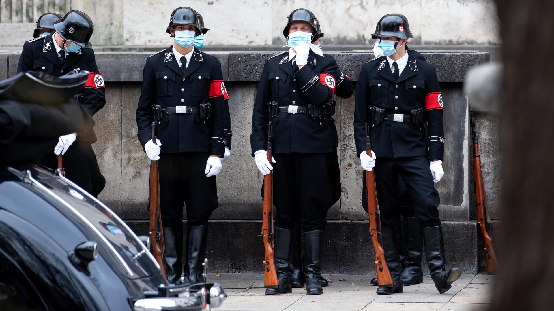 Schauspieler und Komparsen in Naziuniformen und mit Mundschutz sind an der Musikhochschule während der Dreharbeiten für die Netflix Produktion "Munich" zu sehen: Der Film soll 2021 auf dem Streamingdienst erscheinen.