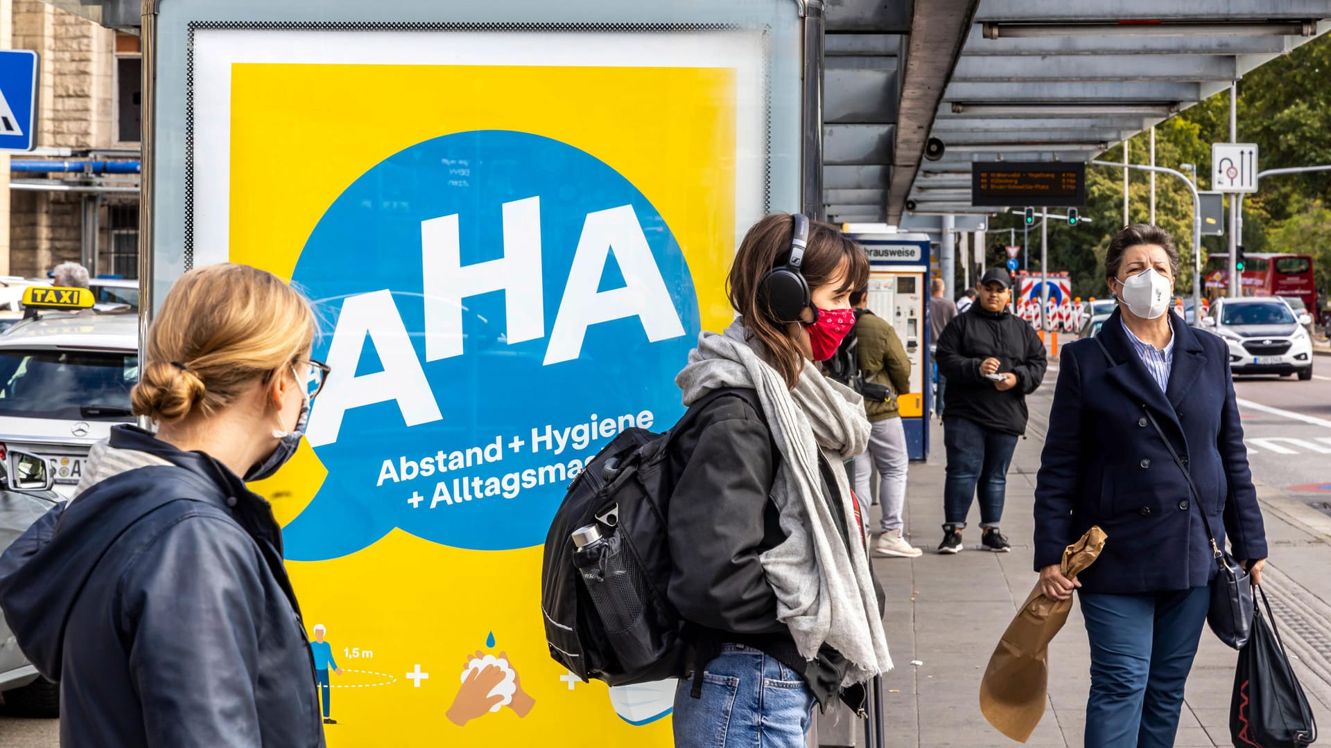 Ein Plakat der Bundesregierung wirbt für die Einhaltung der Corona-Maßnahmen: Dazu gehört die AHA-Regel, die für Abstand, Hygiene und Alltagsmaske steht.