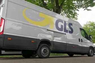 GLS-Fahrzeug (Symbolbild): Bislang kommen Pakete auf diesem Weg. Scheuer hat andere Ideen.