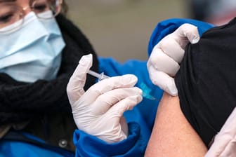 Eine Patientin wird geimpft (Symbolbild): Die Stadt Wolfsburg bereitet sich auf die Einrichtung eines Impfzentrums vor.