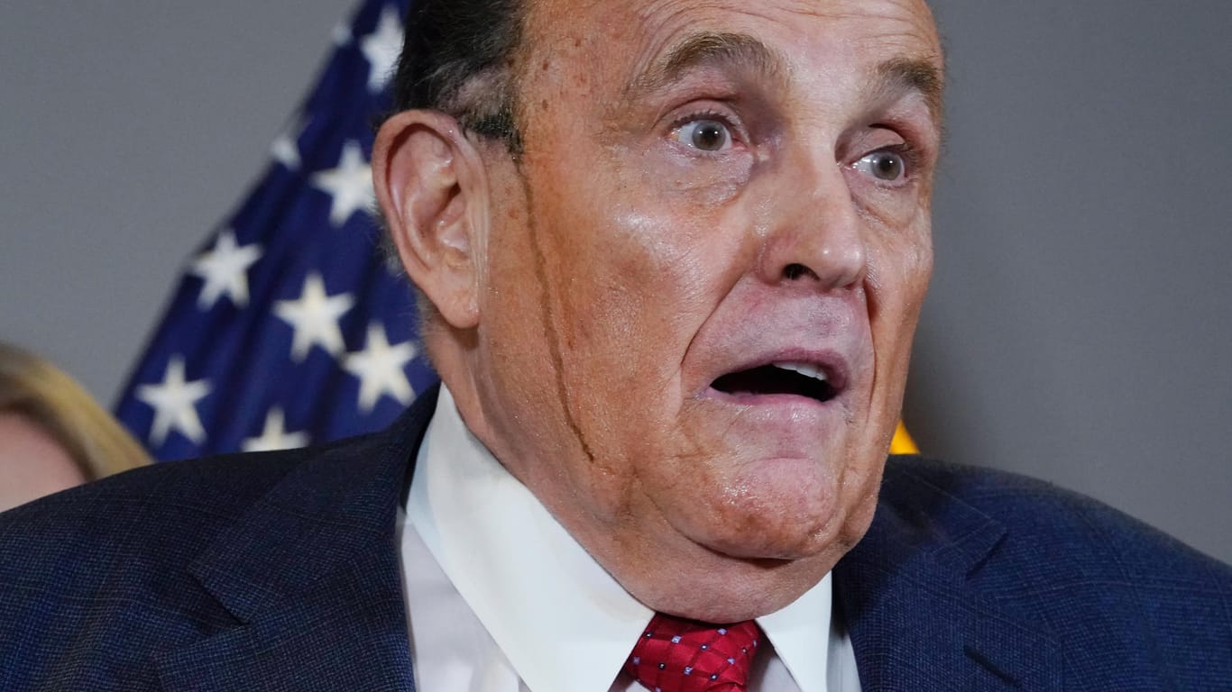Rudy Giuliani: Dem ehemaligen Bürgermeister von New York und Anwalt von US-Präsident Trump lief bei einer Pressekonferenz Haarfärbemittel die Wange herunter.