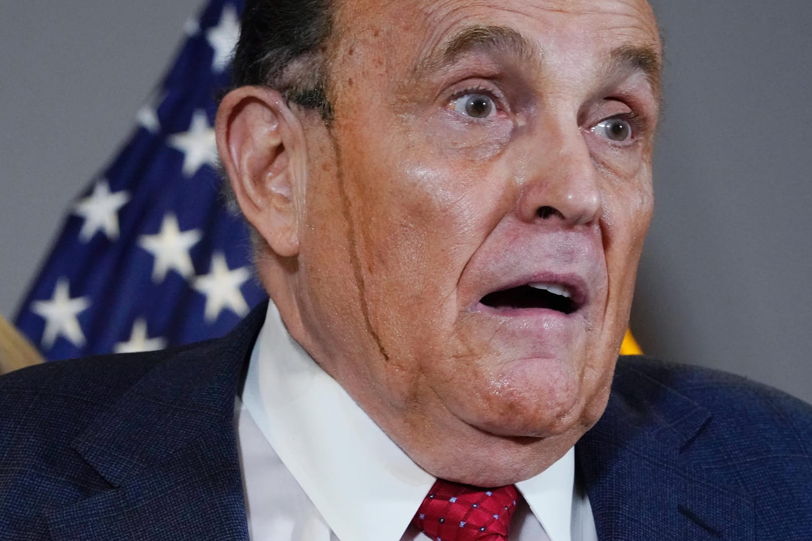 Rudy Giuliani: Dem ehemaligen Bürgermeister von New York und Anwalt von US-Präsident Trump lief bei einer Pressekonferenz Haarfärbemittel die Wange herunter.