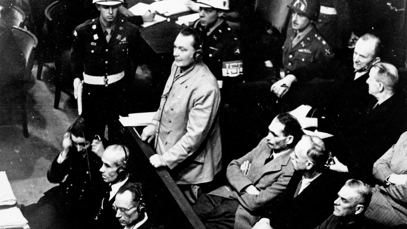21. November 1945, Blick auf die Anklagebank: Reichsmarschall Hermann Göring steht und plädiert auf nicht schuldig.