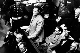 21. November 1945, Blick auf die Anklagebank: Reichsmarschall Hermann Göring steht und plädiert auf nicht schuldig.
