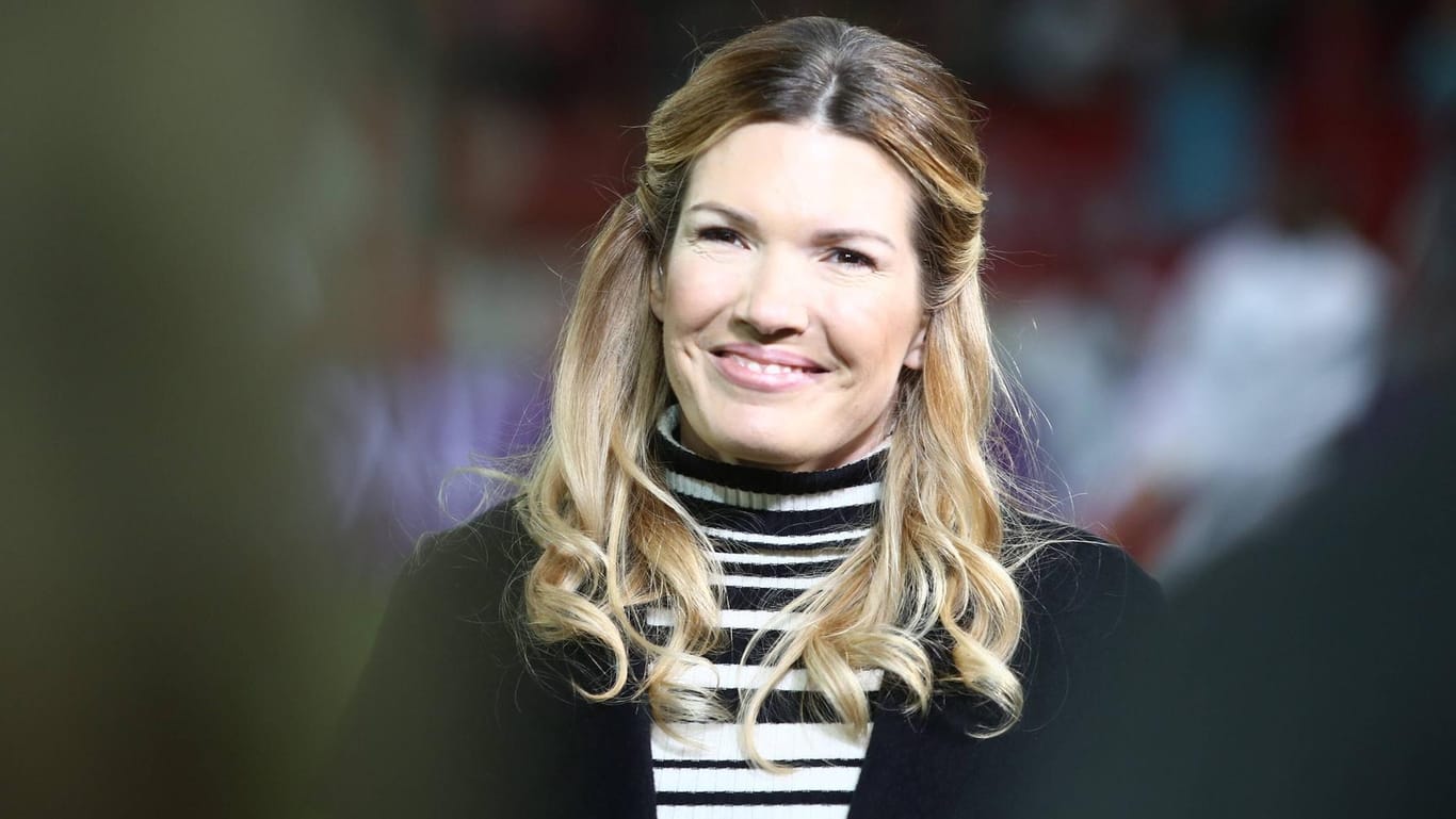 Jessica Libbertz: Die Sky-Moderatorin kann nach ihrer Wundrose am Sonntag wieder in der Bundesliga moderieren.