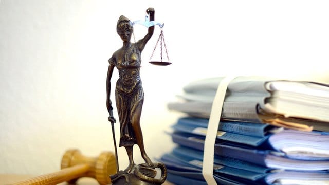 Ein Modell der Justitia steht auf einem Tisch Ein Modell der Justitia steht auf einem Tisch