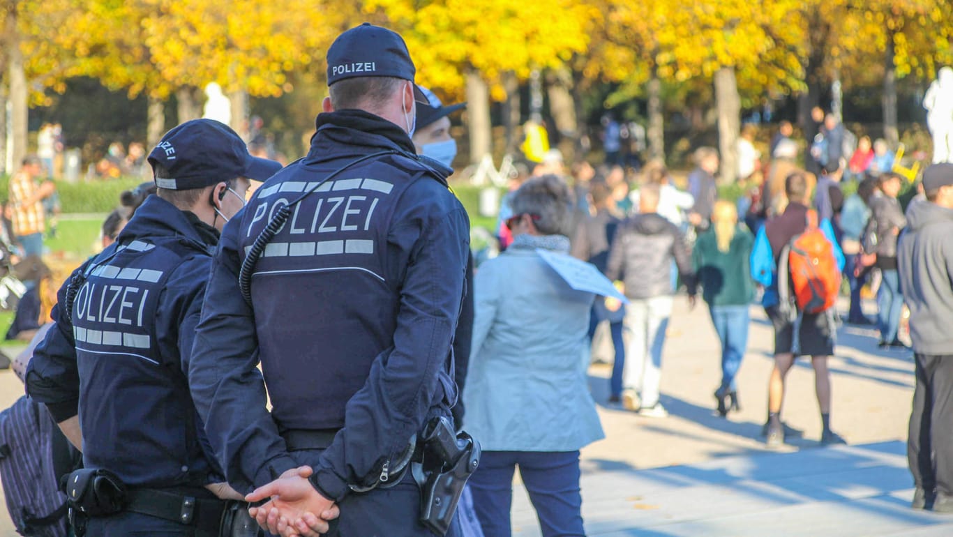 Teilnehmer bei Querdenken-Demonstration am Schlossplatz (Archivbild): Die Polizei löste eine Versammlung am Donnerstagabend auf.