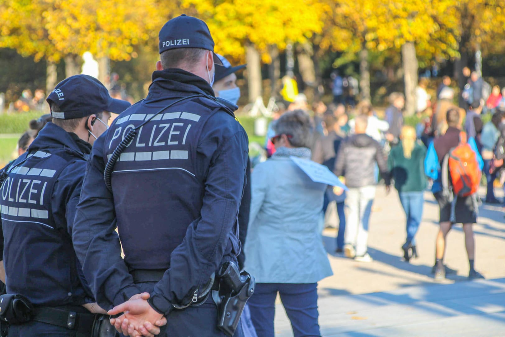 Teilnehmer bei Querdenken-Demonstration am Schlossplatz (Archivbild): Die Polizei löste eine Versammlung am Donnerstagabend auf.