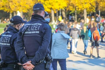 Teilnehmer bei Querdenken-Demonstration am Schlossplatz (Archivbild): Die Polizei löste eine Versammlung am Donnerstagabend auf.