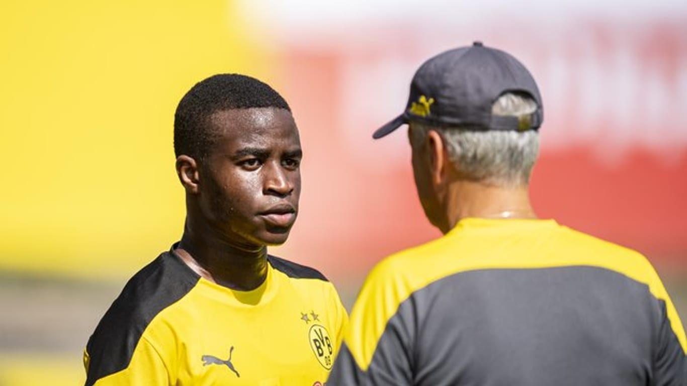 Dürfte von BVB-Coach Lucien Favre (r) ab sofort in der Bundesliga eingesetzt werden: Youssoufa Moukoko.