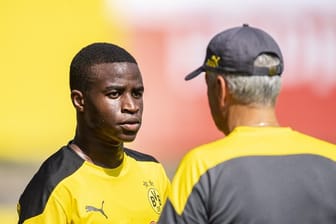 Dürfte von BVB-Coach Lucien Favre (r) ab sofort in der Bundesliga eingesetzt werden: Youssoufa Moukoko.