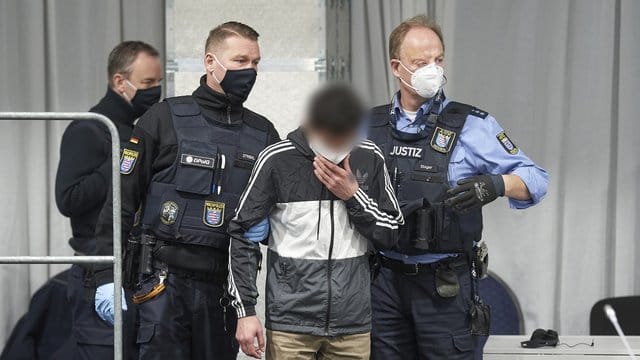 Der Angeklagte wird in den provisorisch in einem Festzelt eingerichteten Gerichtssaal geführt. Der Angeklagte wird in den provisorisch in einem Festzelt eingerichteten Gerichtssaal geführt.