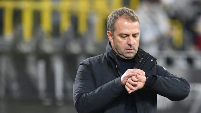 Will sich derzeit nicht mit dem Thema Bundestrainer befassen: Bayern-Coach Hansi Flick. Will sich derzeit nicht mit dem Thema Bundestrainer befassen: Bayern-Coach Hansi Flick.