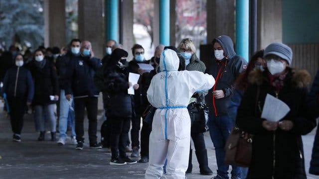 Menschen stehen vor einer Corona-Schnelltest-Einrichtung in Bozen (Südtirol) Schlange. Menschen stehen vor einer Corona-Schnelltest-Einrichtung in Bozen (Südtirol) Schlange.