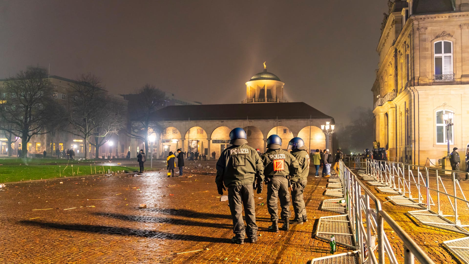 Neujahr auf dem Schlossplatz (Symbolbild): Für das Jahr 2020 hat die Stadt an Silvester ein Feuerwerks- und Alkoholverbot ausgesprochen. Neujahr auf dem Schlossplatz (Symbolbild): Für das Jahr 2020 hat die Stadt an Silvester ein Feuerwerks- und Alkoholverbot ausgesprochen.