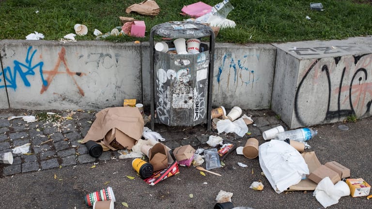 Ein Mülleimer in Berlin-Friedrichshain: Der Behälter quillt über, der meiste Müll stammt von mitgenommenen Speisen.