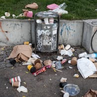 Ein Mülleimer in Berlin-Friedrichshain: Der Behälter quillt über, der meiste Müll stammt von mitgenommenen Speisen.