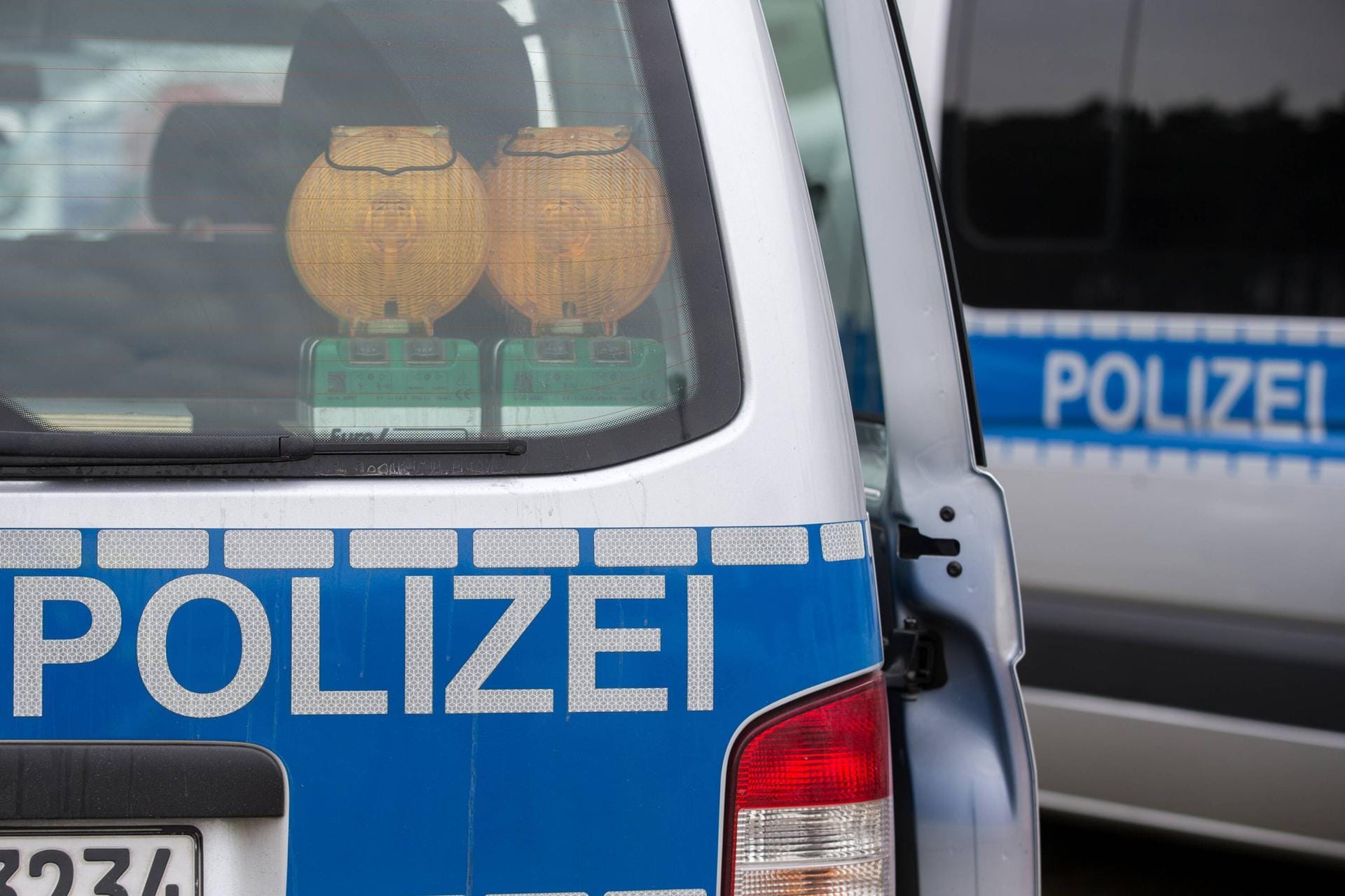 Autobahnpolizei im Einsatz: Auf der A3 versteckten sich mehrere Männer auf der Ladefläche eines Sattelzugs. (Symbolbild)