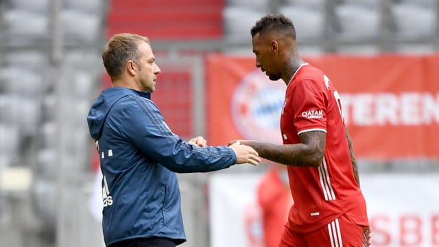 Münchens Trainer Hansi Flick (l) schätzt Jerome Boateng (r) sehr. Münchens Trainer Hansi Flick (l) schätzt Jerome Boateng (r) sehr.