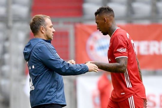 Münchens Trainer Hansi Flick (l) schätzt Jerome Boateng (r) sehr.