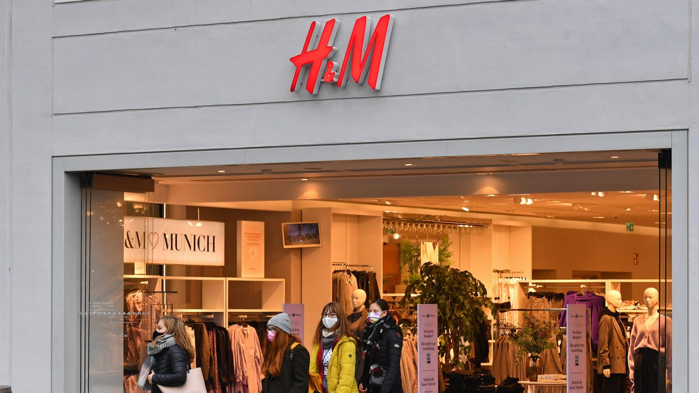 Eine H&M-Filiale (Symbolbild): Viele Jobs sind bei der Modekette bedroht.