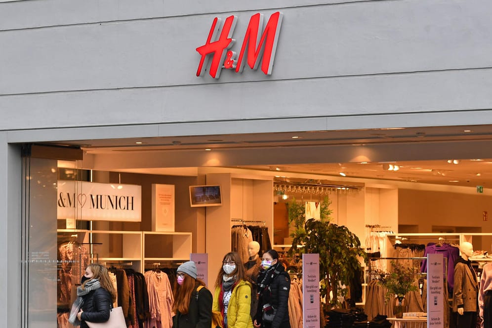 Eine H&M-Filiale (Symbolbild): Viele Jobs sind bei der Modekette bedroht.