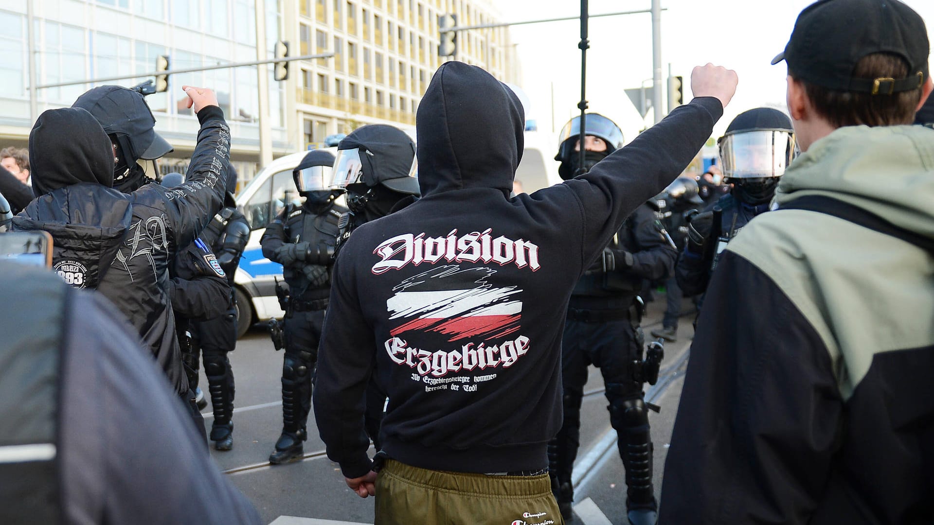 Demonstranten stehen einer Polizeikette gegenüber bei einer "Querdenken"-Demonstration in Leipzig: Rechtsextremisten mobilisieren für eine erneute Kundgebung in Leipzig. Demonstranten stehen einer Polizeikette gegenüber bei einer "Querdenken"-Demonstration in Leipzig: Rechtsextremisten mobilisieren für eine erneute Kundgebung in Leipzig.