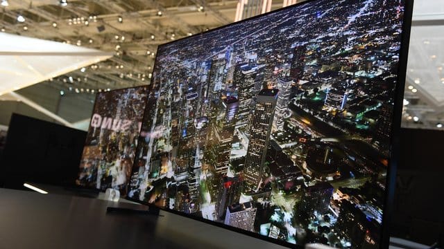 Wegen ihres oft spiegelnden Displays und einer vergleichsweise geringen Helligkeit sind OLED-TVs (Bild) eher für dunklere Räume geeignet - und beeindrucken dort mit ihrem Schwarzwert und brillanten Farben. Wegen ihres oft spiegelnden Displays und einer vergleichsweise geringen Helligkeit sind OLED-TVs (Bild) eher für dunklere Räume geeignet - und beeindrucken dort mit ihrem Schwarzwert und brillanten Farben.